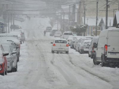 Bariloche bajo la nieve: la ciudad está paralizada y aislada por el temporal