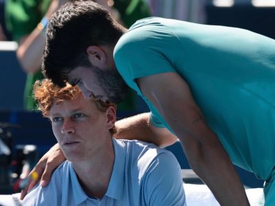 Alcaraz gana el Abierto de Cincinnati tras la retirada de Sinner en el primer set por enfermedad
