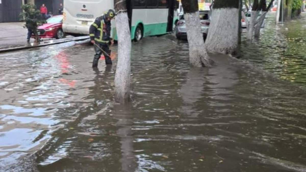 Bomberos atienden una anegación causada por lluvias atípicas en la Ciudad de México