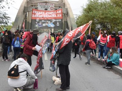 Otro día convulsionado por los cortes en los puentes y protestas en el centro