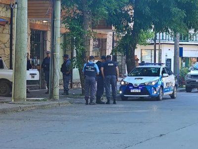 Gracias a los vecinos, un hombre fue detenido frente a la casa de su ex; estaba armado