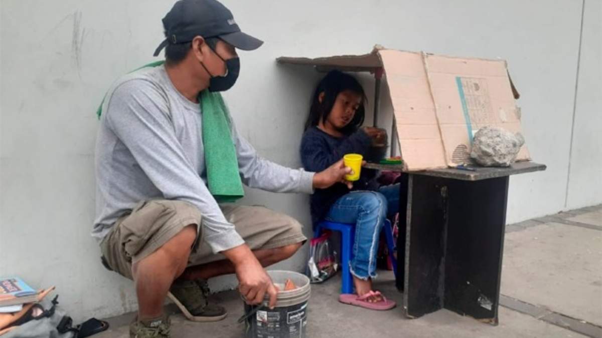 María estudiaba mientras su padre lavaba autos