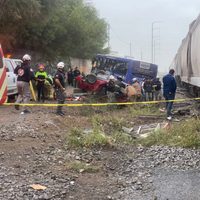 Tren arrolla a autobús y vehículo particular en García, NL; hay un muerto y 20 heridos