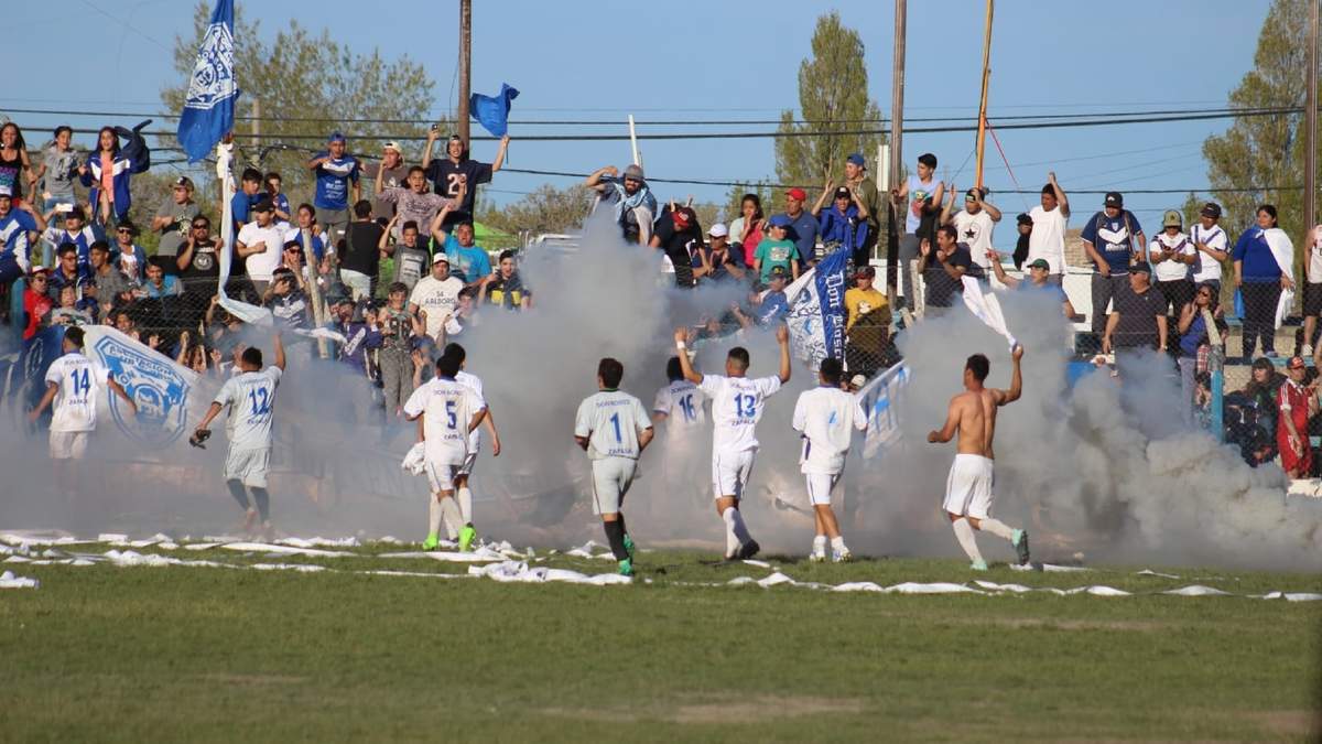 El equipo de Don Bosco festejando con la hinchada uno de sus logros deportivos. Fuente: (Daniel Signorile)