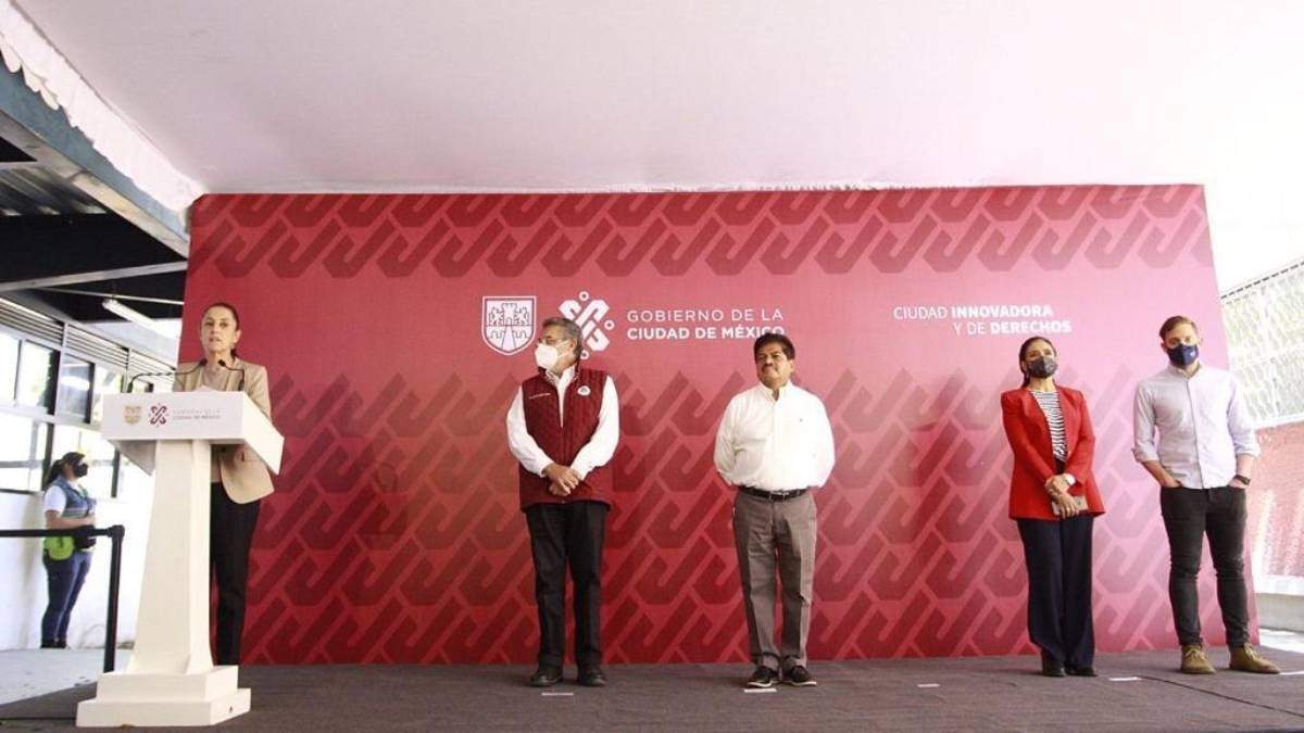 Claudia Sheinbaum y funcionarios en la conferencia de este viernes