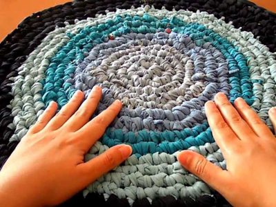 Sin sacar la máquina de coser: hacé esta bonita alfombra con retazos de tela y sogas que pensabas tirar