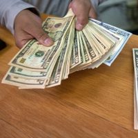 El peso llega al nivel que tenía en julio de 2017; el dólar se vende en 17.55 pesos