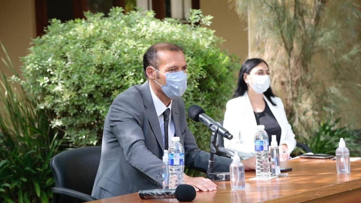 Andrea Peve y Omar Gutiérrez en conferencia de prensa. Fuente: (Twitter)