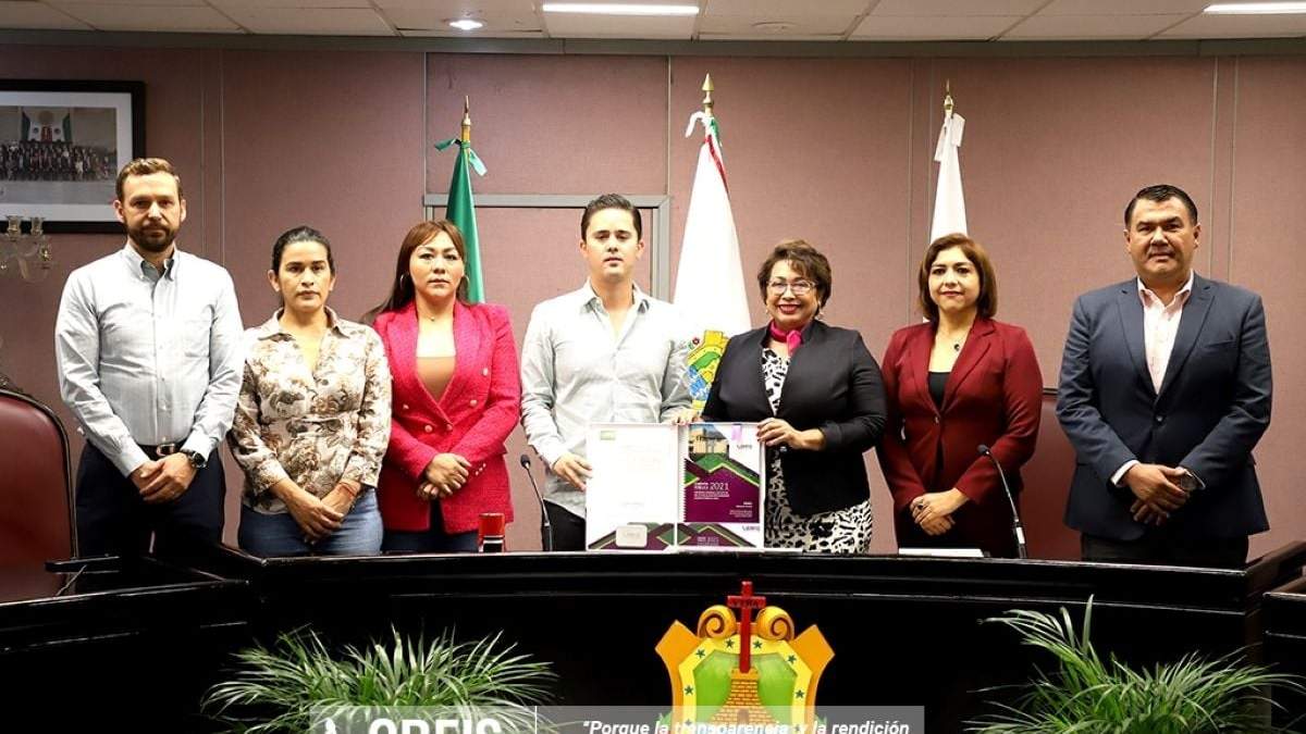 La auditora general del Orfis, Delia González Cobos, entrega al Congreso el informe de la cuenta pública 2021 de Veracruz