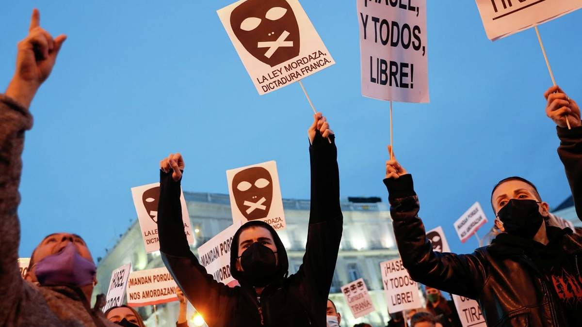 Las protestas en España suman su tercer día, aún con el toque de queda en vigor. Fuente: (Twitter)