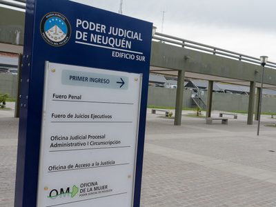 Imputaron a un empresario por tirar líquidos con hidrocarburos a un canal de riego en Centenario