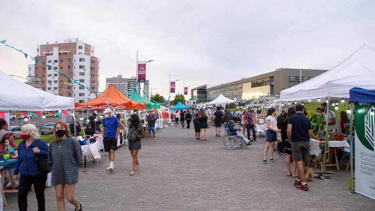Feria Neuquén Emprende en el playón de la Legislatura. Fuente: (Twitter)