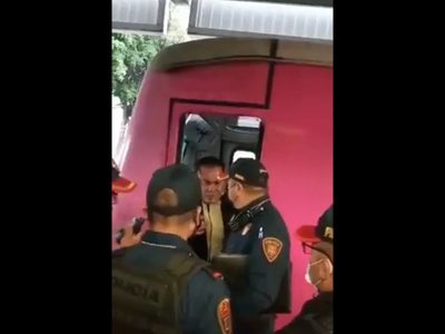 Conductor ebrio en la Línea 2 del Metro es reportado por usuarios y detenido por policías (Videos)