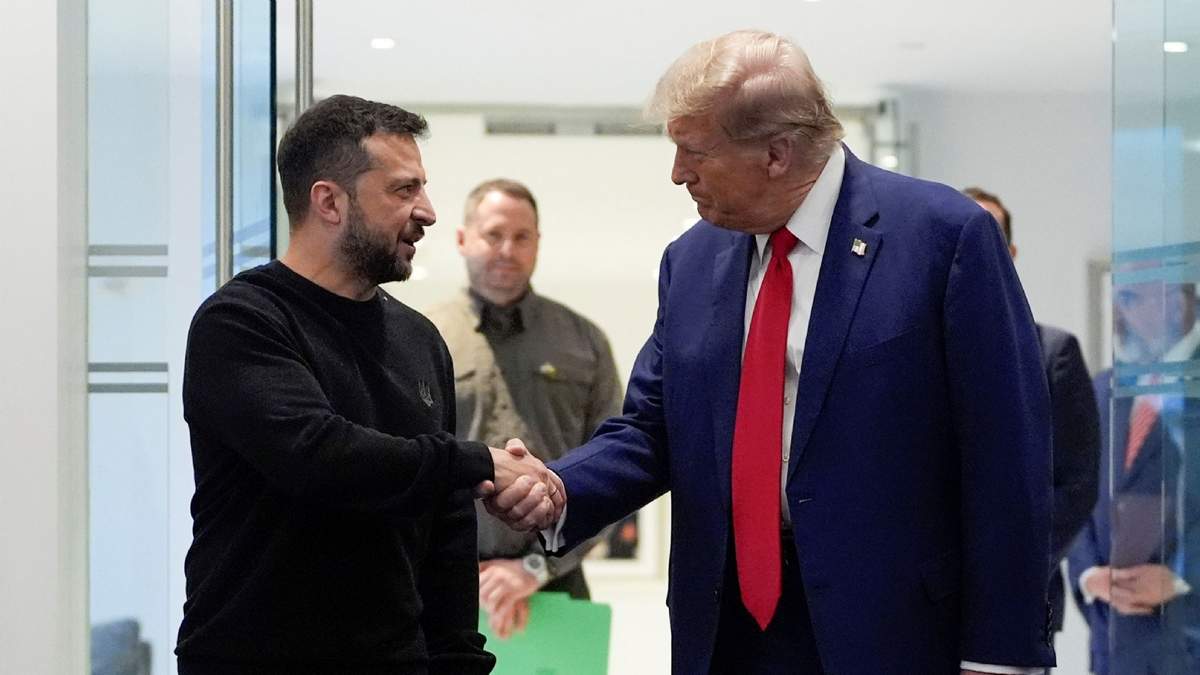 Trump, y el presidente de Ucrania, Volodymyr Zelenskyy, se dan la mano durante su reunión en la Trump Tower, el 27 de septiembre de 2024