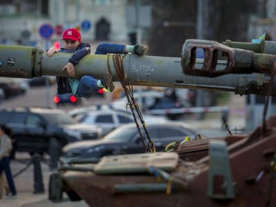 Drones ucranianos atacan refinería y fábrica de drones en Rusia
