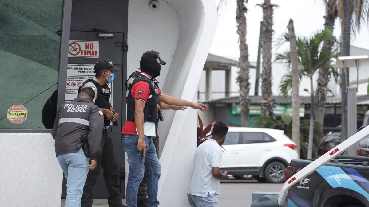 La policía responde a un ataque en la cadena TC Televisión de Ecuador