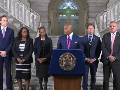 Alcalde de NY declara estado de emergencia por la llegada de miles de migrantes