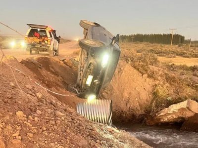 Un vehículo perdió el control y volcó cerca del canal de riego La Picacita en Picún Leufú