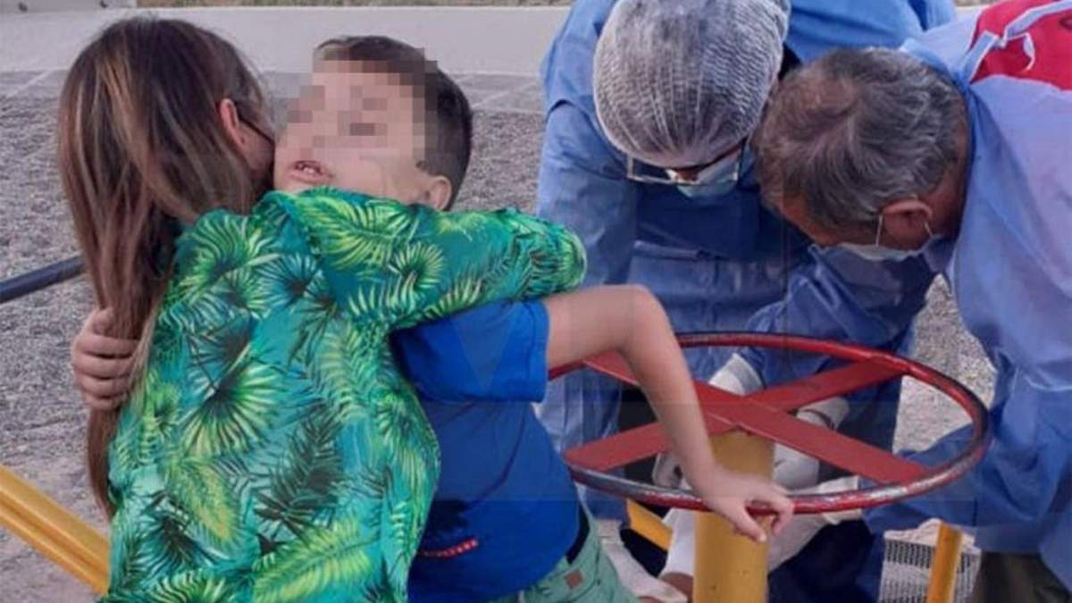 El SIEN asiste a un niño atrapado en una calesita. Fuente: (Twitter)