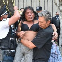 Mujer trans intenta colgarse frente a la Segob para exigir atención sobre su caso (VIdeo)