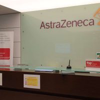 AstraZeneca remonta y cierra al alza en Bolsa de Londres