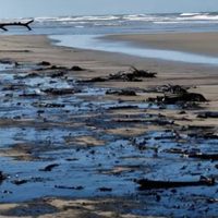Cierran Playa del Sol cercana a la refinería Olmeca de Dos Bocas; hay residuos de chapopote