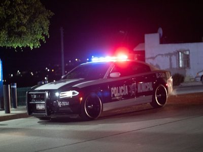 Ensenada: comando quema una casa y un vehículo, y golpea con tablas a sus habitantes