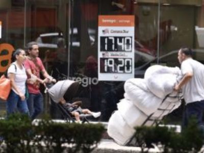 Peso pierde ante defensa de la Fed por su autonomía y por aranceles a India
