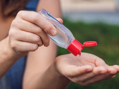 Alumnos de una escuela cordobesa fabrican y reparten alcohol en gel gratis para prevenir el Covid-19