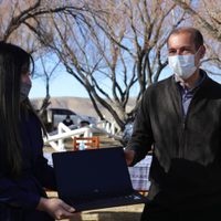 El gobernador Omar Gutiérrez inició la entrega de notebooks en el norte de Neuquén