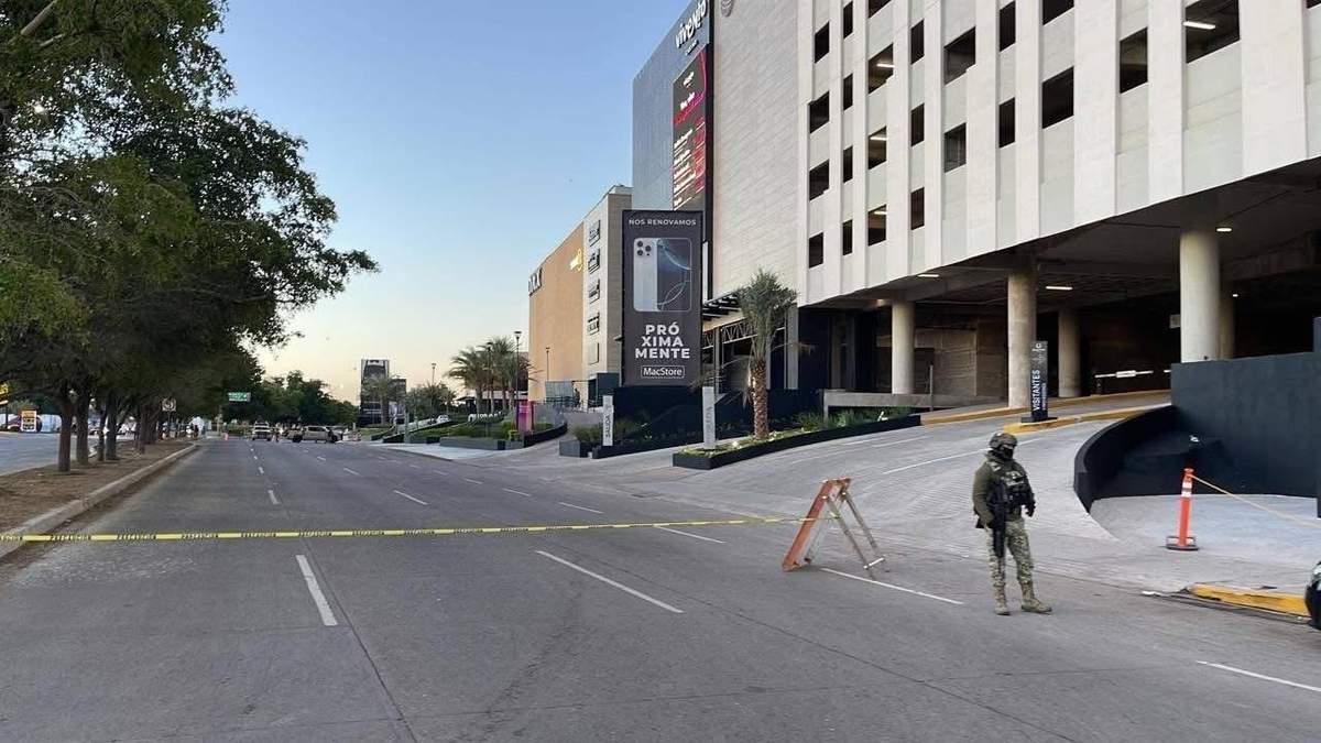 Abandonan cuerpo desollado en plaza comercial cercana a la Fiscalía en Culiacán