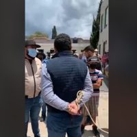Manifestantes atan a secretario de gobierno en Querétaro y lo exhiben por la calle (Video)