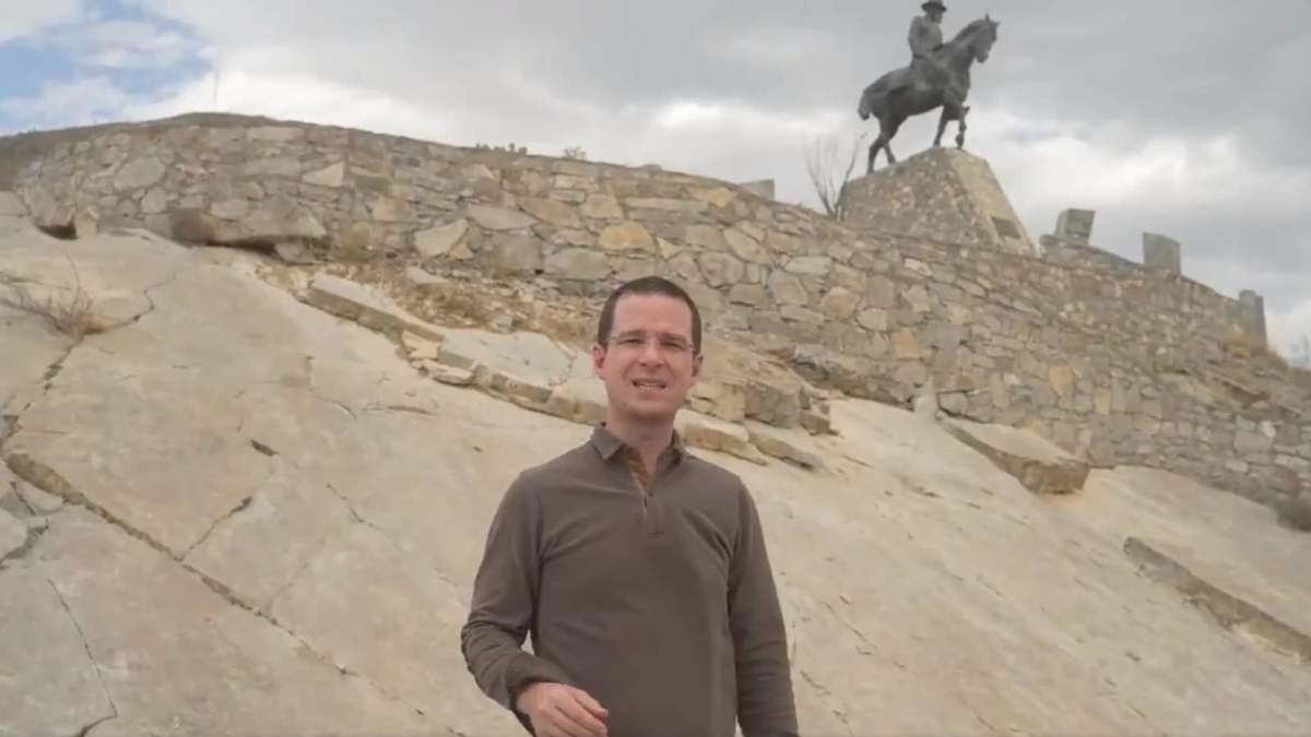 Anaya frente al monumento a Carranza, en Cuatro Ciénegas
