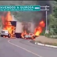 Balaceras, bloqueos y quemas de autos azotan a Michoacán (Video)