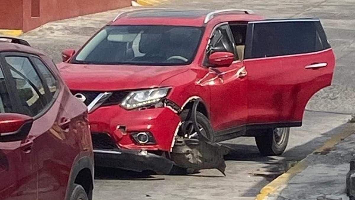 Una camioneta dañada durante la balacera