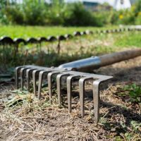 No tires tu viejo rastrillo del jardín: creá este hermoso perchero para la ropa sin gastar un peso