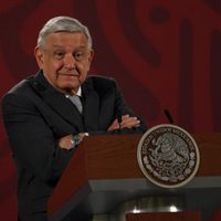 'Es conmigo, no con ellos” dice AMLO ante críticas a su esposa e hijo menor