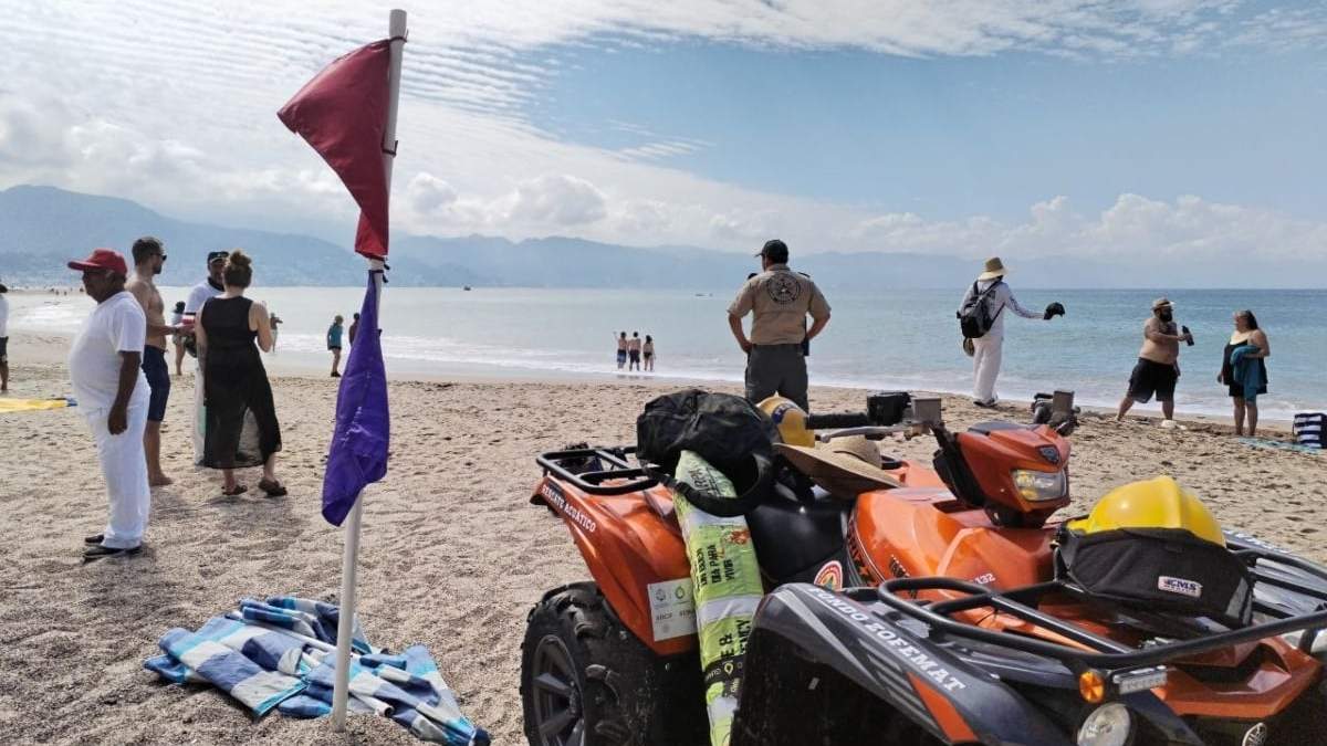 Banderas roja y morada ondean en playas de Puerto Vallarta