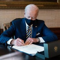 Biden firma dos órdenes ejecutivas para facilitar la llegada de ayudas económicas