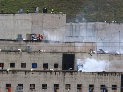 Suman 79 muertos por motines simultáneos en cárceles de Ecuador