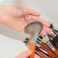 El secreto para limpiar tus brochas de maquillaje en menos de 5 minutos y sin productos caros