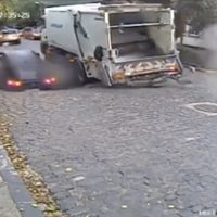 Una madre, su hijo y un auto caen en el momento justo que se forma un enorme socavón (Video)