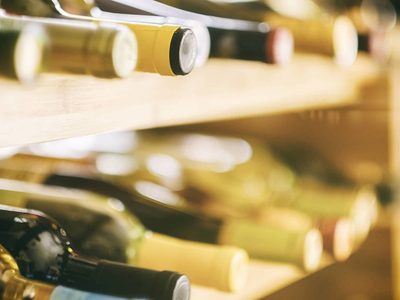 ¿Cómo guardar el vino en casa para que no se arruine?