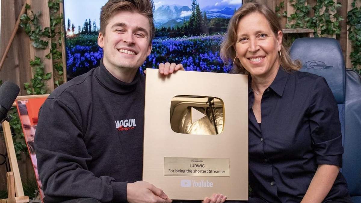 La ejecutiva, en la entrega de un reconocimiento al streamer Ludwig Ahgren