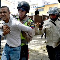 Venezuela: dispersan protesta con gases lacrimógenos; legisladores afectados acusan agresión (Videos)