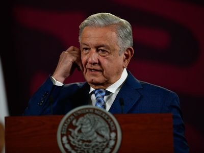 AMLO acusa al INE sobre los debates: "siempre hay mano negra"