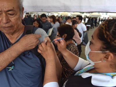 CDMX arranca campaña de vacunación contra Covid-Influenza; estos son los requisitos y sedes