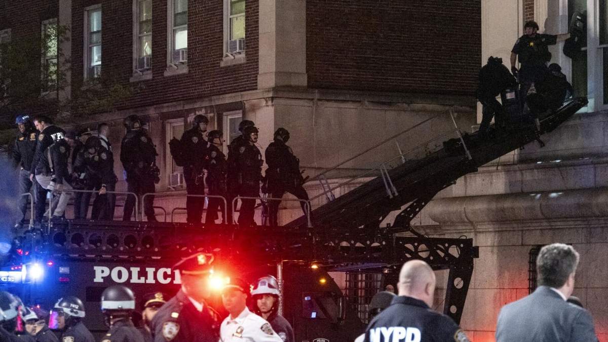 Policías de Nueva York utilizan un vehículo táctico para llegar a un piso superior del edificio Hamilton en el campus de la Universidad de Columbia, el martes 30 de abril de 2024 en Nueva York, Estados Unidos. Cientos de policías entraron en el recinto el martes para poner fin a la ocupación del edificio por parte de manifestantes propalestinos y desalojar un campamento de protesta.()