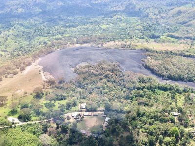 Volcán de lodo hace erupción en Colombia