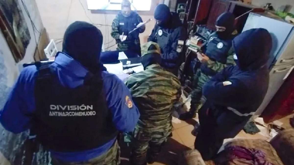 Policías de Antinarcóticos en pleno allanamiento en una vivienda de Plottier. Fuente: (Neuquén Informa)
